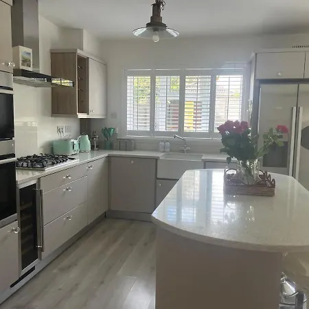 Teach Eriu Albu Luxury 4bedroom With Garden In